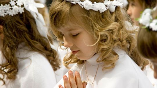 Komunia 2026. Koszty jak za małe wesele. Ile wydasz na przyjęcie komunijne? Pierwsza Komunia Święta, zdjęcie ilustracyjne