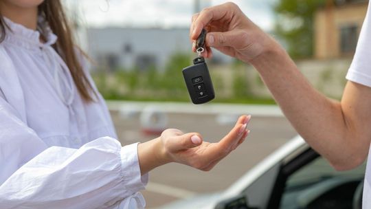 Koniec „jazdy na tyczki”. Z egzaminu na prawo jazdy znika plac manewrowy nauka jazdy, zdjęcie ilustracyjne