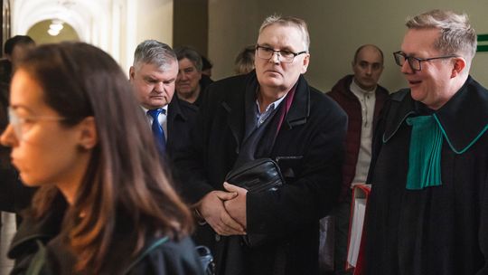 Waldemar Bonkowski wchodzący na jedną z rozpraw z adwokatem Jackiem Potulskim
