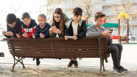 Koniec z telefonami w podstawówkach i przedszkolach. Karol Nawrocki podpisał ustawę