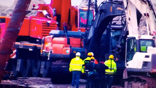 Wypadek na budowie falochronu w Ustce. Koparka wyciągnięta z wody