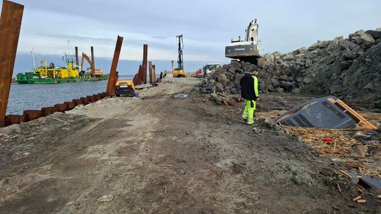 Wypadek w porcie w Ustce. Koparka wpadła do wody! Wypadek w porcie w Ustce. Koparka wpadła do wody!