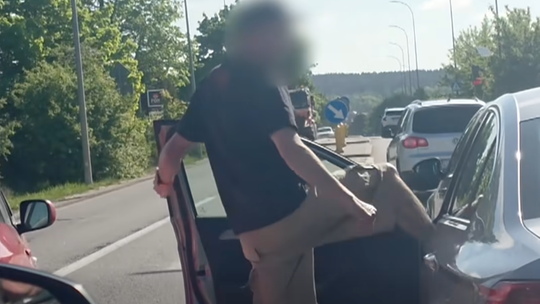 Kopnął kierującą i walił pięścią w szybę. Bulwersujące nagranie ze Straszyna