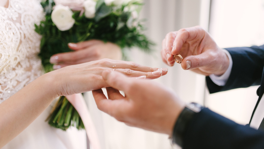 Kościół mówi o grzechu, młodzi o poznaniu partnera. Co pokazują badania narzeczonych?