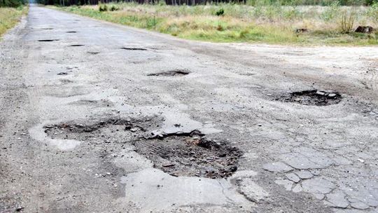 „Kozia szosa” do remontu?! Łączy województwa, a jest jak szwajcarski ser