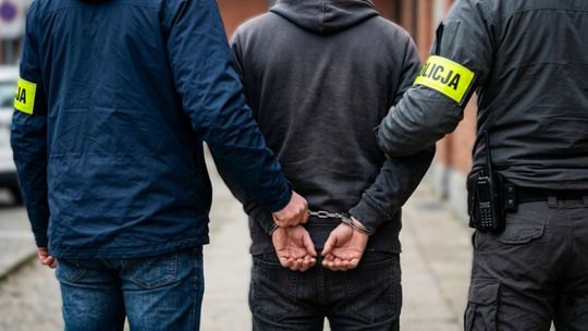 Kradł alkohol i markowe kosmetyki. Złodziejem okazał się... ochroniarz