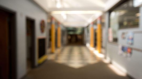 Krzyż w szkole w Kielnie na Kaszubach miał trafić do kosza. Sprawę bada prokuratura w Wejherowie szkoła, korytarz szkolny, zdjęcie ilustracyjne