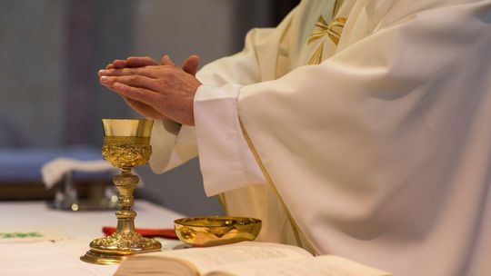 Ksiądz podejrzany o molestowanie nieletnich opuścił areszt. Prokuratura pisze zażalenie do sądu