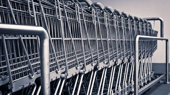 Wojna Lidla z Biedronką. Gdzie najtaniej na zakupy? Nowy ranking nie pozostawia złudzeń
