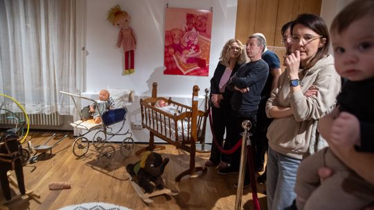 Kultowe zabawki PRL na wystawie w Słupsku. Drewniany kot i Barbie z 1969 roku