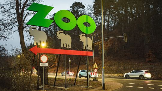 Kultowy drogowskaz do gdańskiego zoo wrócił na miejsce. Jest niemal identyczny