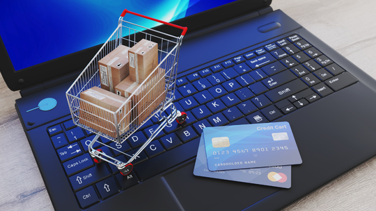 Sklepy internetowe będą musiały ułatwić zwrot towaru. Nowe przepisy od 2026 roku