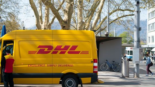 Kurier DHL – jak szybko nadać przesyłkę?