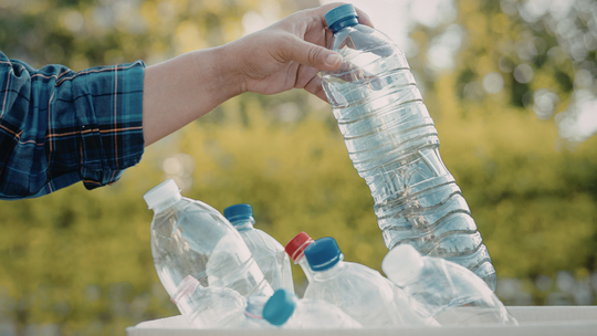 Kurier odbierze plastikowe butelki. Sklep uruchamia nową usługę