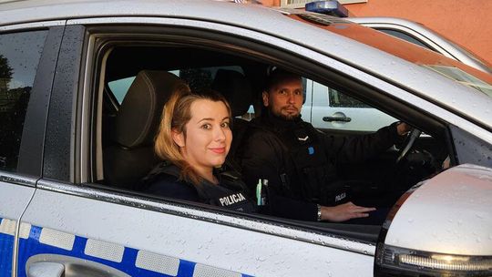 Bohaterska akcja policjantów z Kwidzyna! Uratowali seniora z płonącego mieszkania