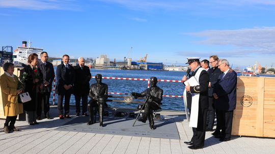 Ławeczka z ojcami założycielami portu w Gdyni 