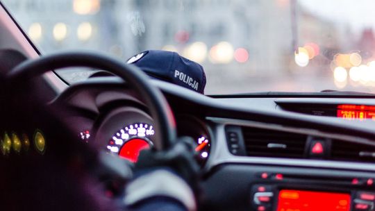 Łebcz: Tesla szybka niczym wiatr. 21-latek pędził 112 km/h w zabudowanym