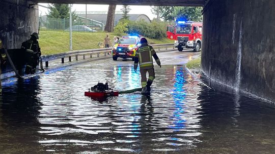 Lębork na chwilę znalazł się pod wodą. Strażacy walczyli z podtopieniami