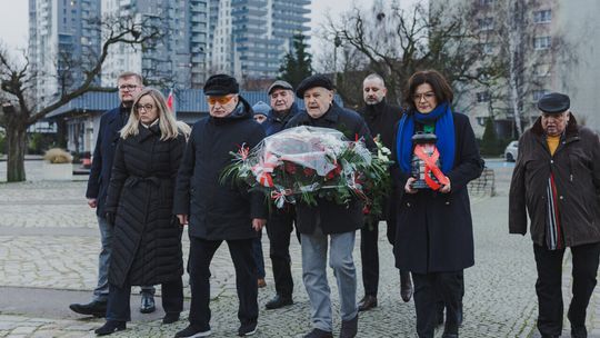 Lech Wałęsa i Aleksandra Dulkiewicz złożyli kwiaty pod Pomnikiem Poległych Stoczniowców Lech Wałęsa i Aleksandra Dulkiewicz złożyli kwiaty pod Pomnikiem Poległych Stoczniowców