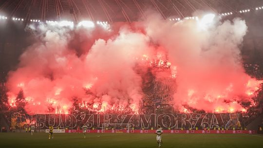 Kara dla Lechii Gdańsk za race na trybunach. Kibice nie zobaczą derbów