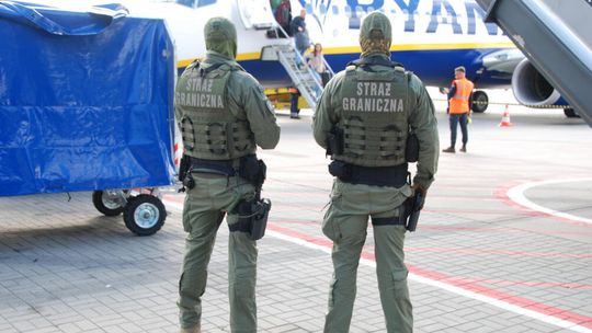 Gdańsk: Z samolotu wyszedł w kajdankach. Był pijany i agresywny