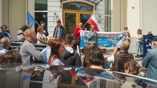 Lekarka z Chojnic przed sądem i protest antyszczepionkowców