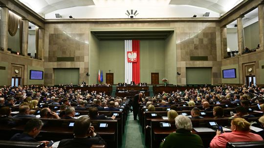 Lewica ma z Unią problem. Tyle że nie o słomki i nakrętki jej chodzi, lecz o wielki biznes Lewica ma z Unią problem. Tyle że nie o słomki i nakrętki jej chodzi, lecz o wielki biznes
