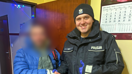 Lezał na ławce w zamarzniętą wodą w butelce. Jeden telefon uratował mu życie
