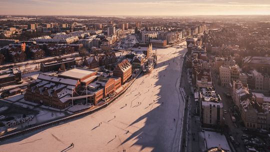 Lodowa Motława nową atrakcją Trójmiasta. Policja i strażacy biją na alarm!
