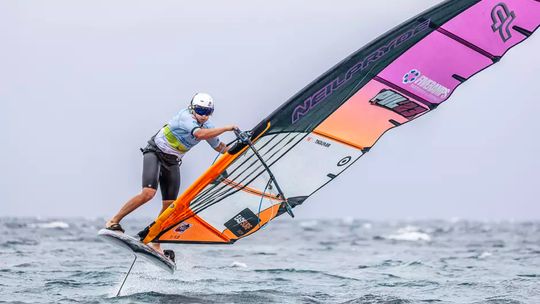 Gdański surfer Maciek Rutkowski wyruszył ze szwedzkiego Sandhamn na swojej desce windsurfingowej