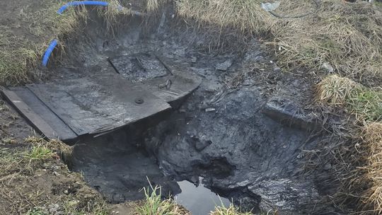 Absurd w Sulminie. Mają na swojej posesji... szambo sąsiada. I nie mogą się go pozbyć