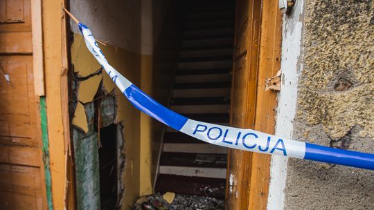 Makabryczne odkrycie w Gdyni. W pustostanie znaleziono zwłoki w stanie rozkładu
