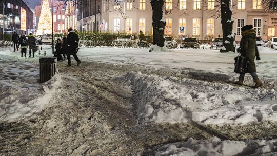 Marznący deszcz i „szklanka” na drogach na Pomorzu. Są alert RCB oraz ostrzeżenie IMGW