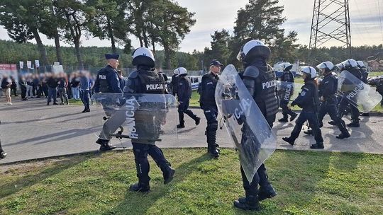 Mecz podwyższonego ryzyka w Lęborku. Poszukiwany ukrył się wśród kibiców