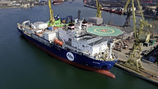Mega-kablowce przypływają do Gdańskiej Stoczni Remontowej