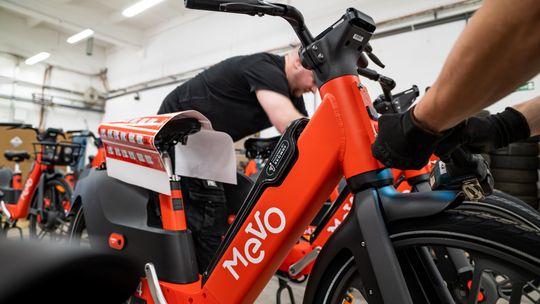 Mevo odbudowuje flotę po pożarze. 240 rowerów już na ulicach, 5300 będzie w sierpniu