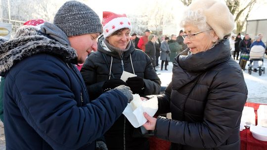 Mieszkańcy Człuchowa podzielili się na rynku opłatkiem 