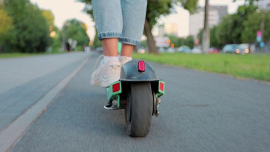 Mieszkańcy Słupska skarżą się na hulajnogi. Jeżdżą szybko i stoją gdzie popadnie