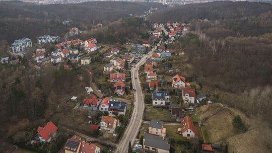 Migowska dwukierunkowa, na Jaśkowej wahadło dla autobusów i ciężarówek