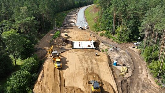 Widok_z_gory_na_budowe_nowego_wiaduktu_kolejowego_na_szlaku_Somonino_-_Gdansk_Osowa.