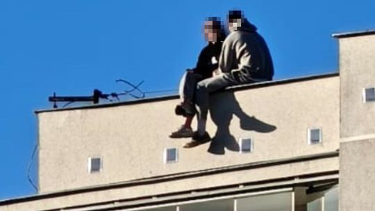 Miłość nie zna granic i... wysokości? Weszli na dach kilkupiętrowego bloku na Morenie