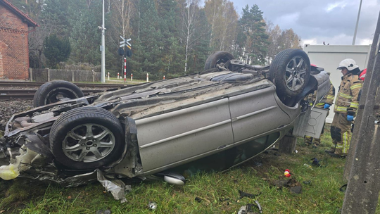 Czersk: Po narkotykach wjechał Jaguarem pod szynobus. Odpowie przed sądem