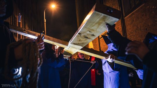 Misterium Krzyża po raz jedenasty. Tysiące wiernych przeszły nocą przez Gdańsk
