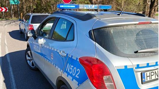 Policyjny pościg za 25-latkiem. Uderzył w radiowóz, jechał po narkotykach i z zakazem