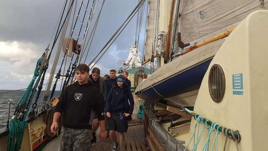 młodzież na pokładzie „Zawiszy Czarnego” w rejsie na Rugię