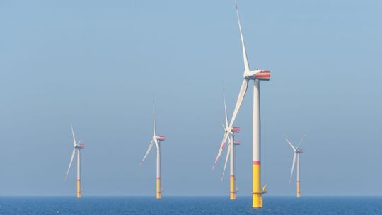 morska farma wiatrowa, zdjęcie ilustracyjne