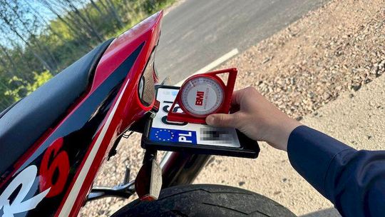Motocyklem rozwinął 129 km/h i odgiął tablicę rejestracyjną, by uniknąć rozpoznania