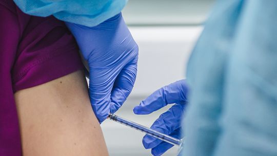 Można wyrzucić medyka z pracy za brak szczepień? Wytyczne Ministerstwa Zdrowia