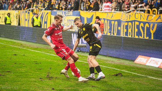 Murawa na stadionie w Gdyni do wymiany. Skarżyli się nawet trenerzy innych klubów Murawa na stadionie w Gdyni do wymiany. Skarżyli się nawet trenerzy innych klubów