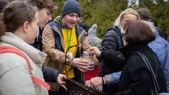 Na cmentarzach kwestowali na rzecz hospicjum 